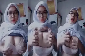 Indri Kacamata Toge Gede Dientot Sampe Becek Lumer poster
