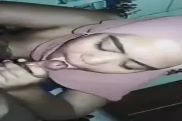 Jilbab Pink Jago Ngenyot Kontol Sampai Lumer Erat poster